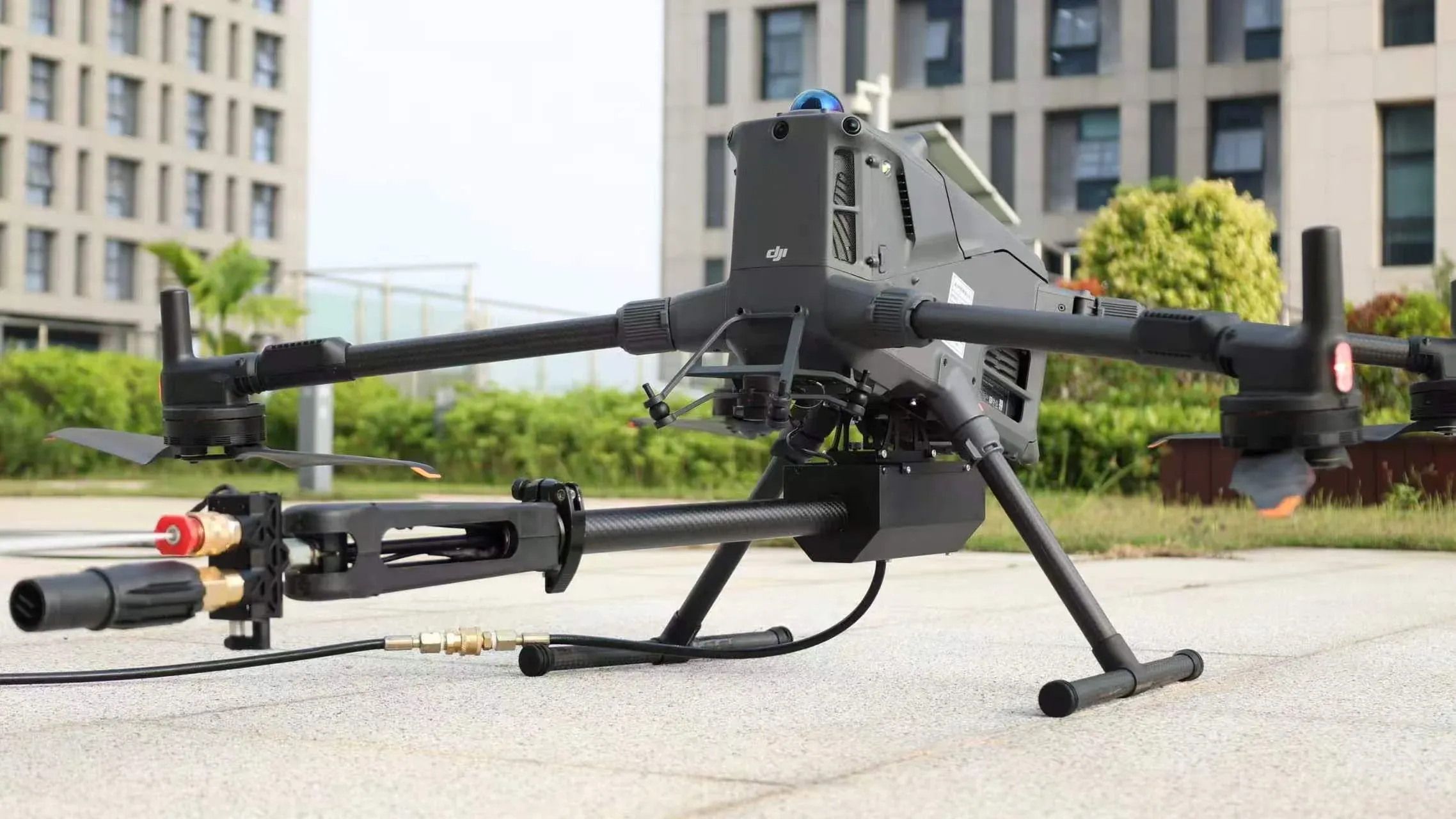 DJI Matrice 400 Reinigungsdrohne mit montierter Hochdruck-Reinigungslanze